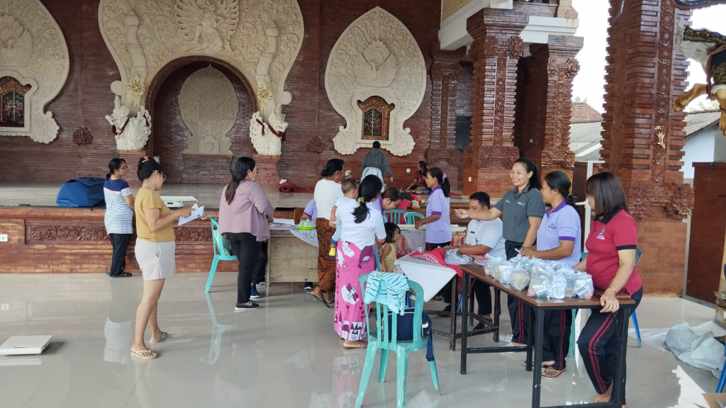 Kegiatan posyandu Balita dan BKB Banjar dajan peken dengan pemberian  PMT dari  pemerintahan desa  dan pemberian  vitamin dari Puskesmas  mengwi 1.